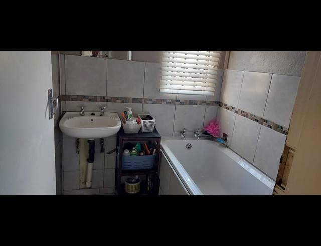 3 BEDROOM HOUSE FOR SALE IN ROSSLYN